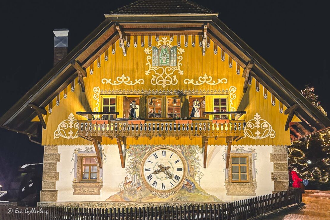 Typiskt Schwarzwaldhus med en klocka på fasaden