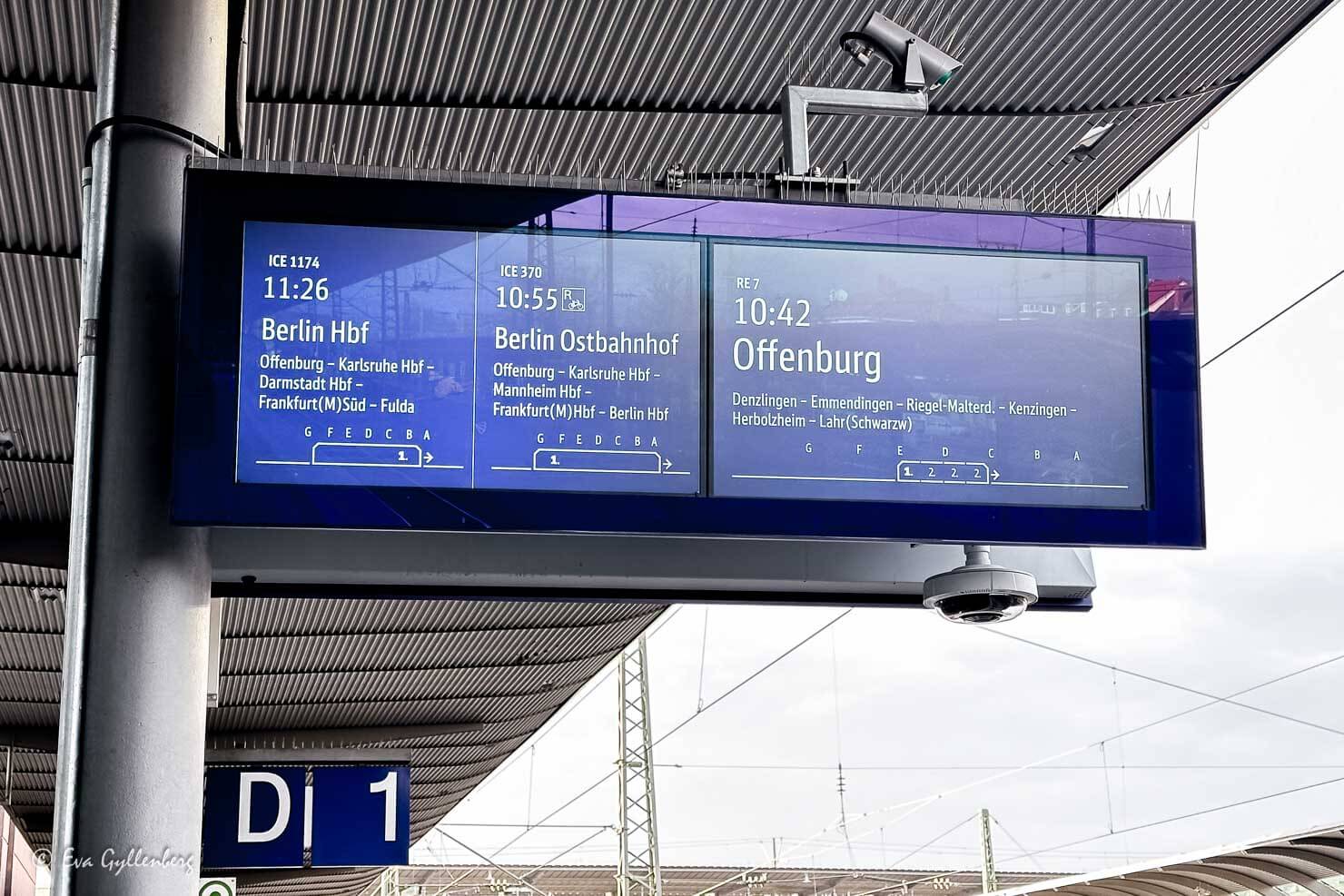 Tågskylt med vilket tåg du ska åka i Tyskland