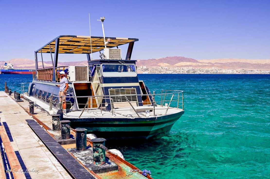 Snorkelbåt väntar på turister i Aqaba