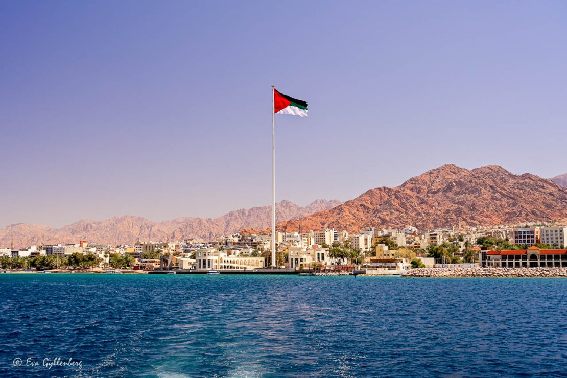 Den stora jordanska flaggan i Aqaba