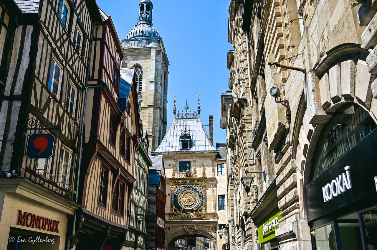 Gata i Rouen med affärer och det astronomiska uret