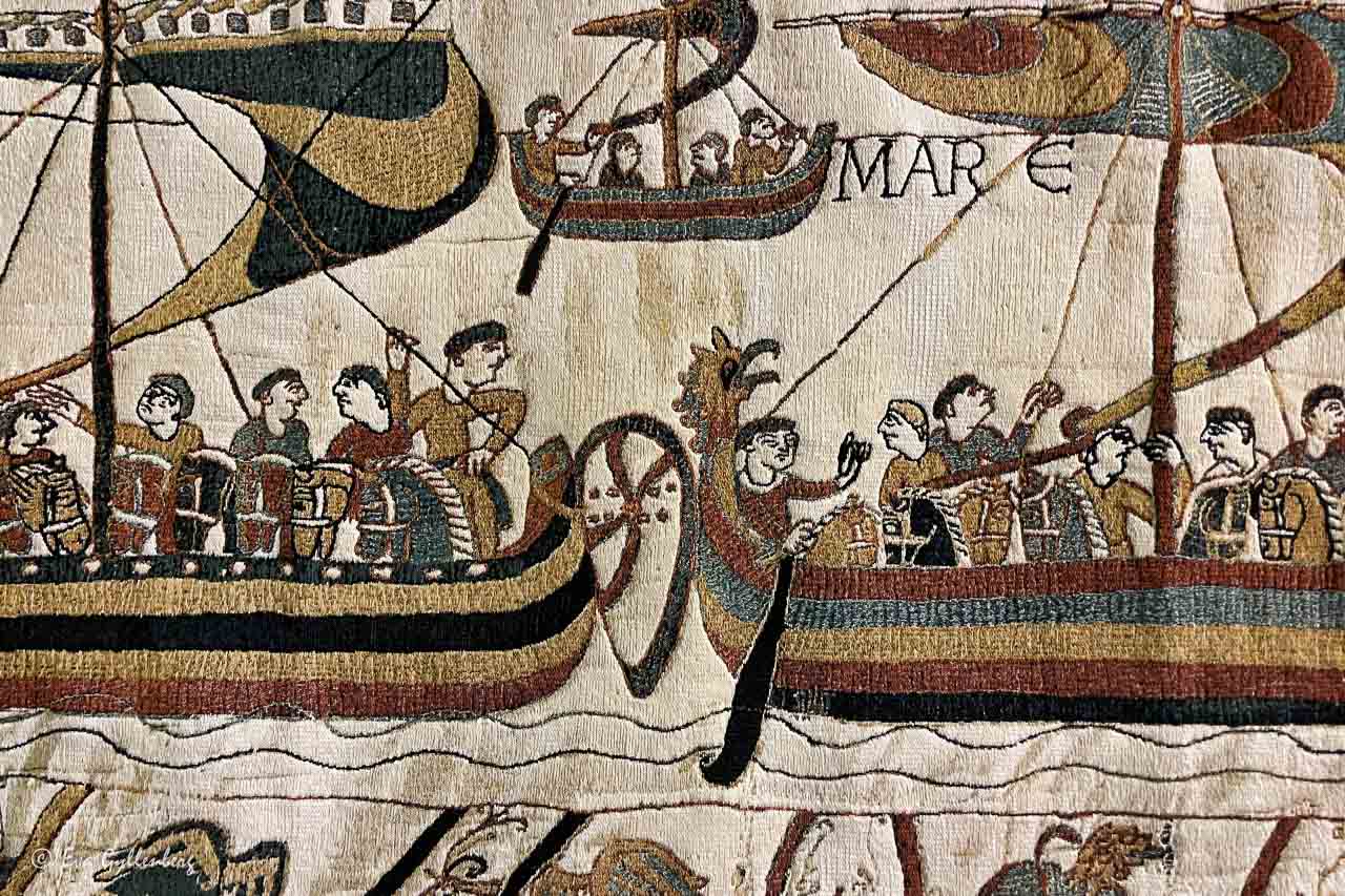 Detalj med brodyr av båtar och människor på ur en kopia av Bayeuxtapeten