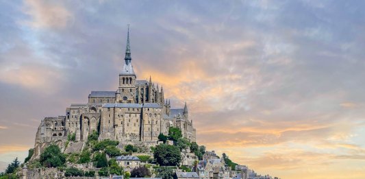 Mont Saint-Michel på en klippa i havet