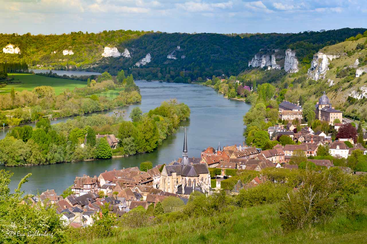 Les Andalys med branta klippor ner mot Seine och söta byar