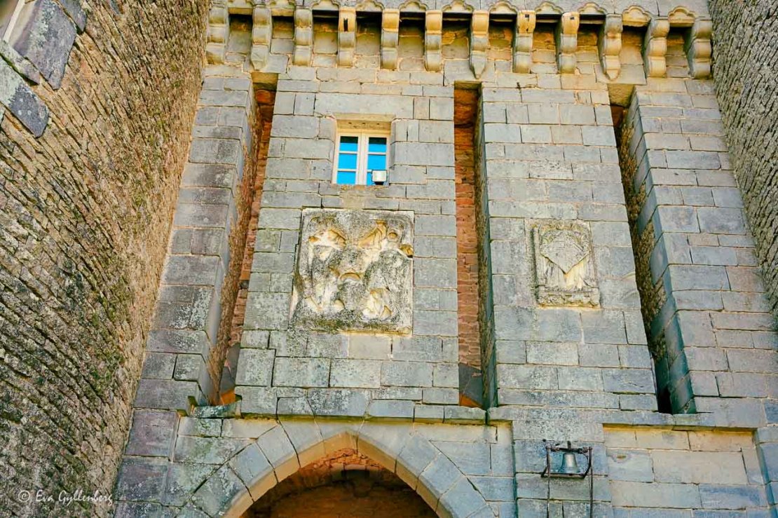 Detaljer på en fasad på ett slott i Bourgogne