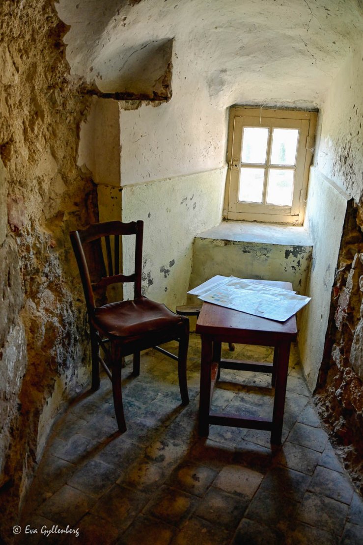 Stol och bord i ett rum i ett gammalt fort i Bourgogne
