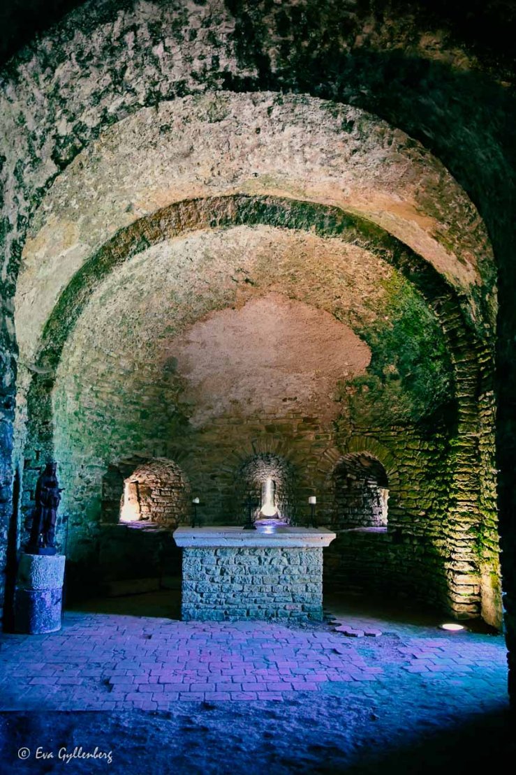 Gammalt altare i ett gammalt slottsrum med valv