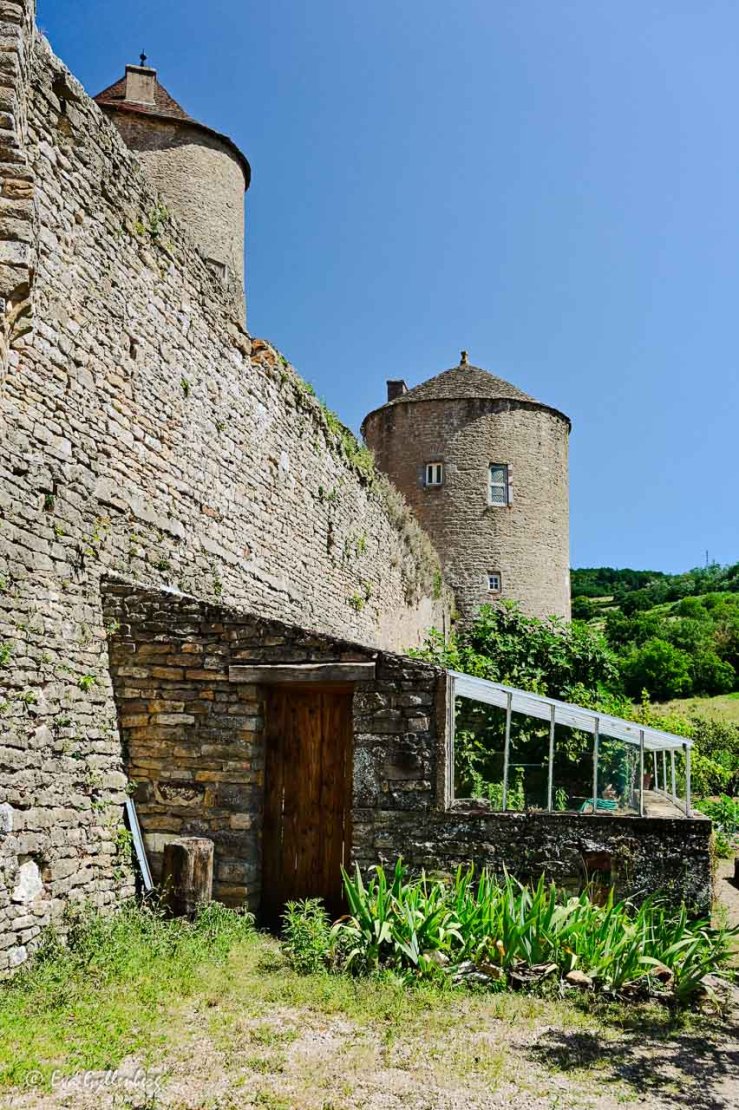 Torn och mur runt slott i Bourgogne