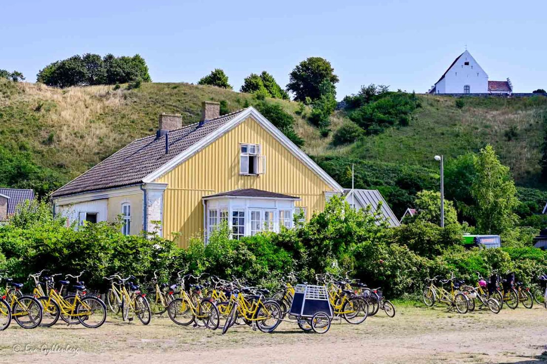 Gult hus och gula cyklar