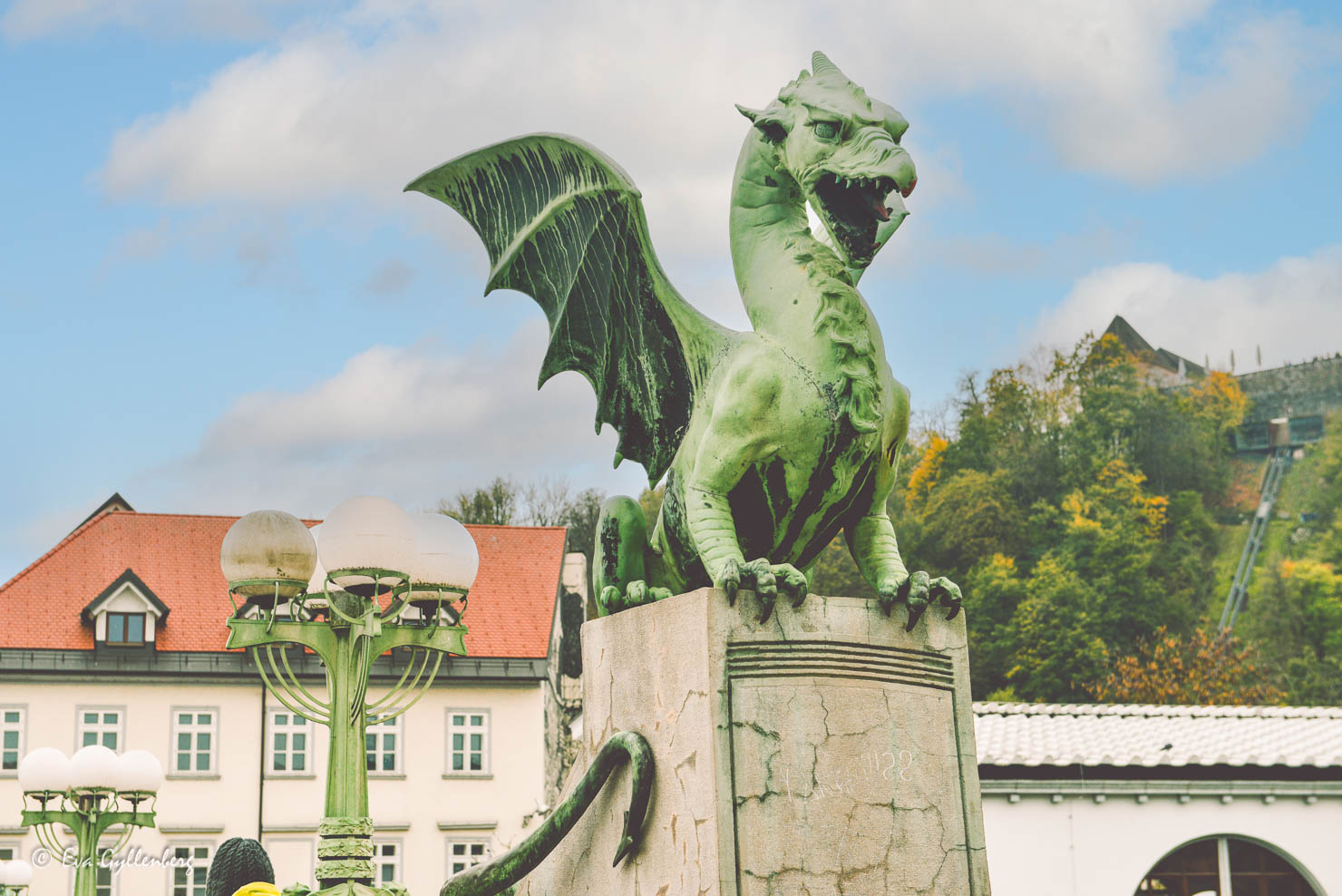 En kopparstaty av en drake vid en bro i Ljubljana