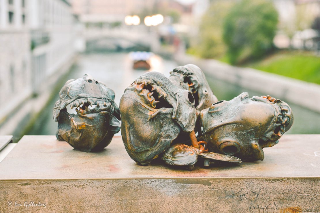 Staty av skallar på en bro över floden Ljubljanica