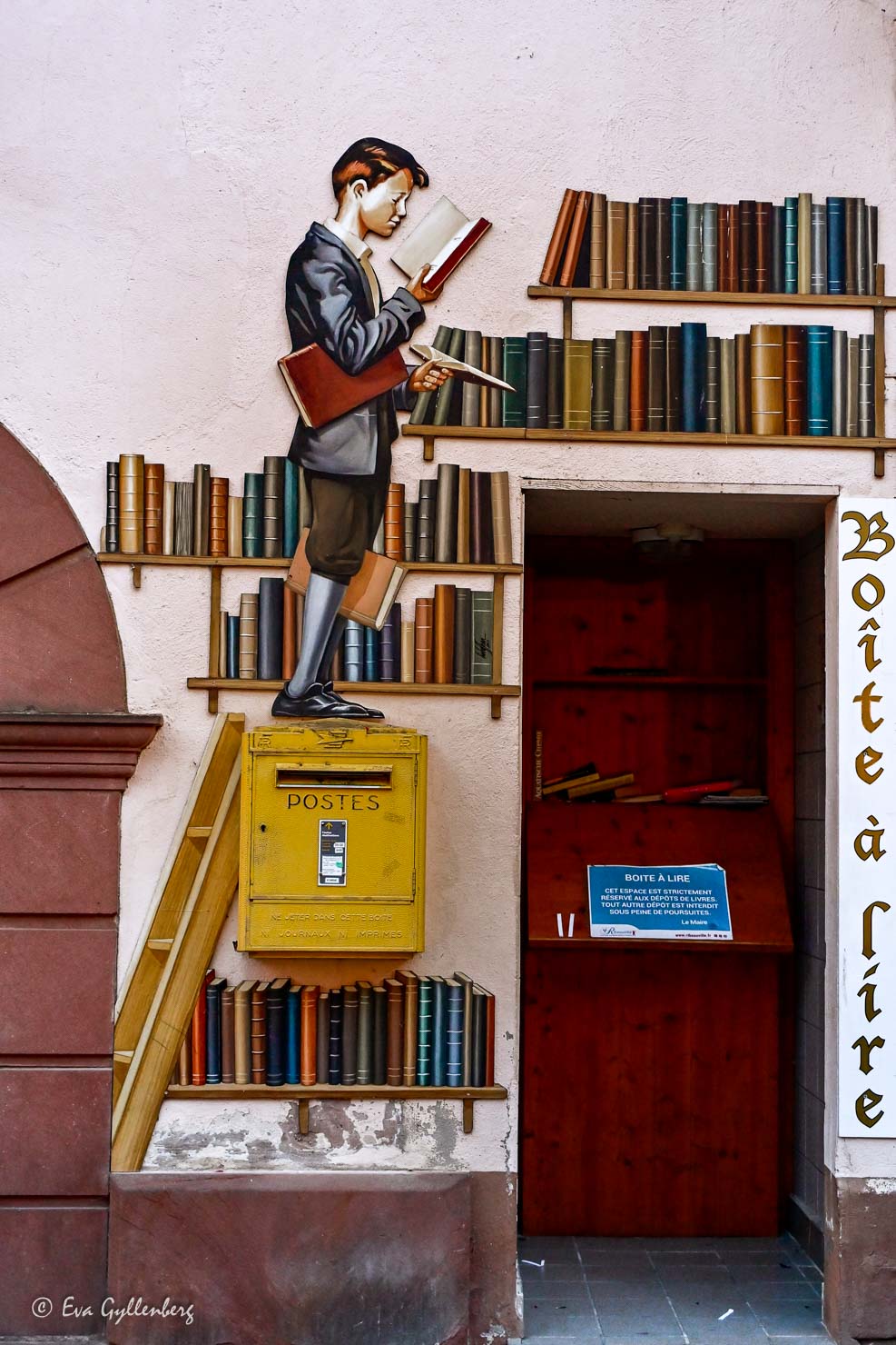 Rolig dörr med dekoration av en man som klättrar bland böcker