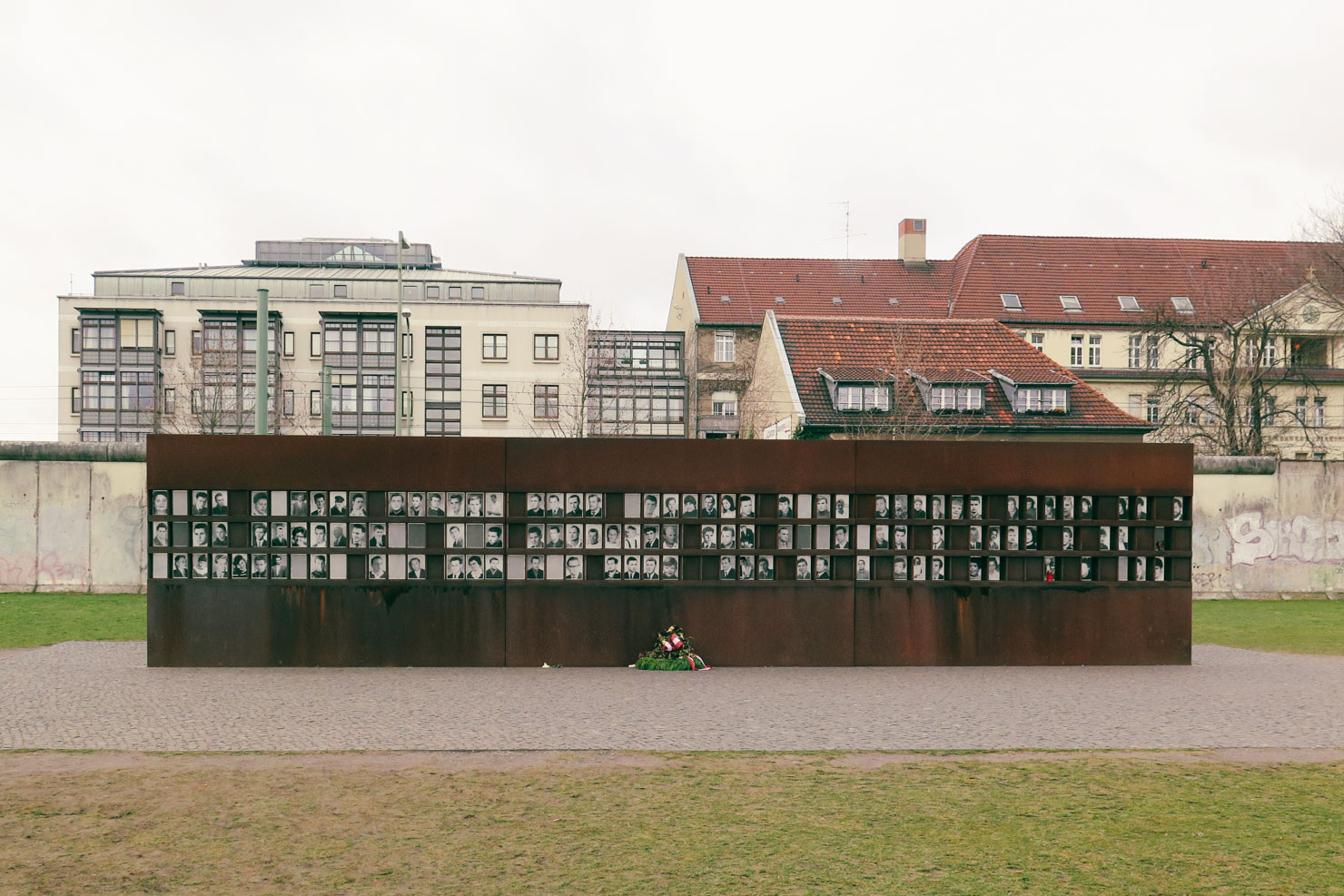 Berlin Wall Memorial bilder på de som försökte fly