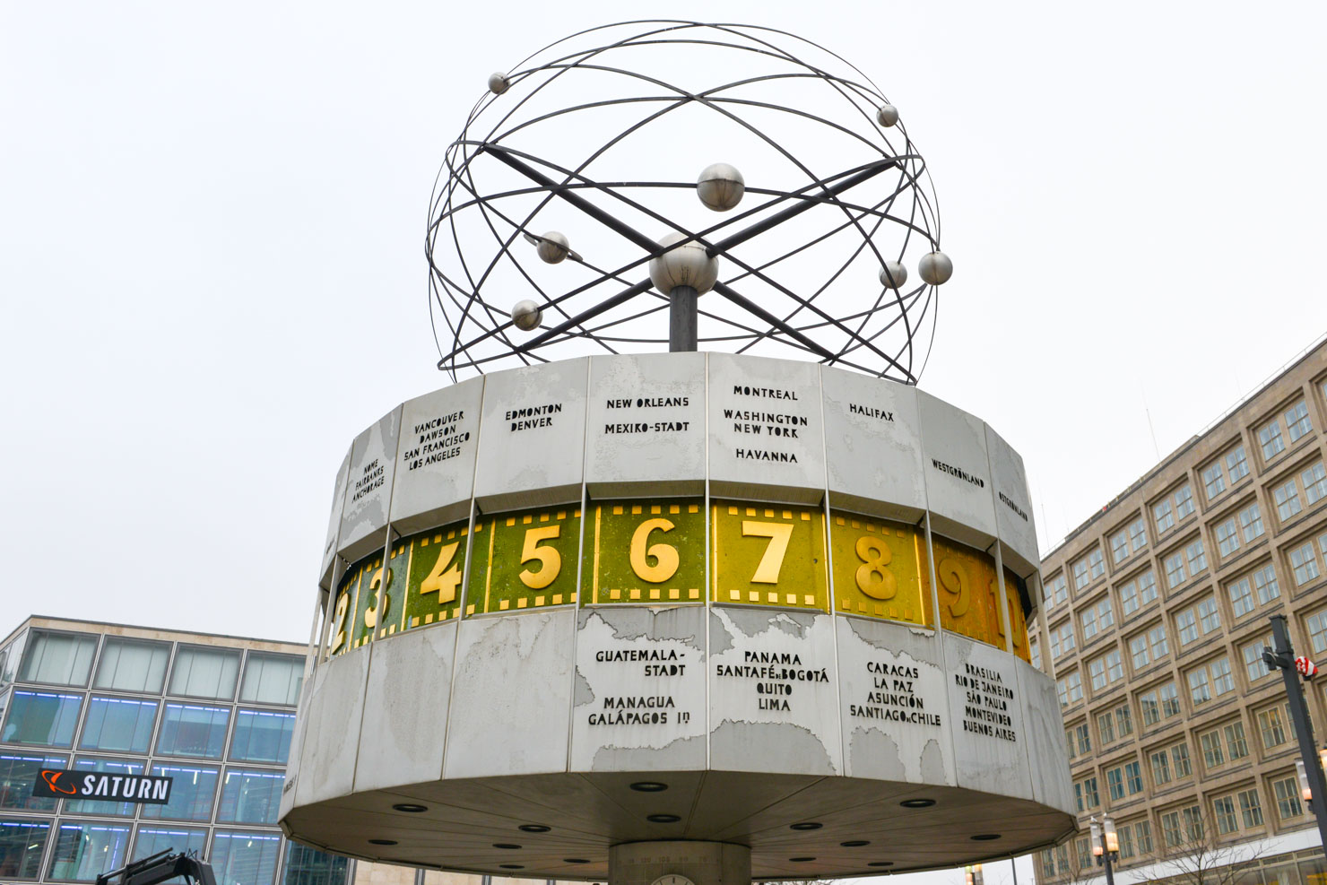 Världsklockan på ett grått Alexanderplatz