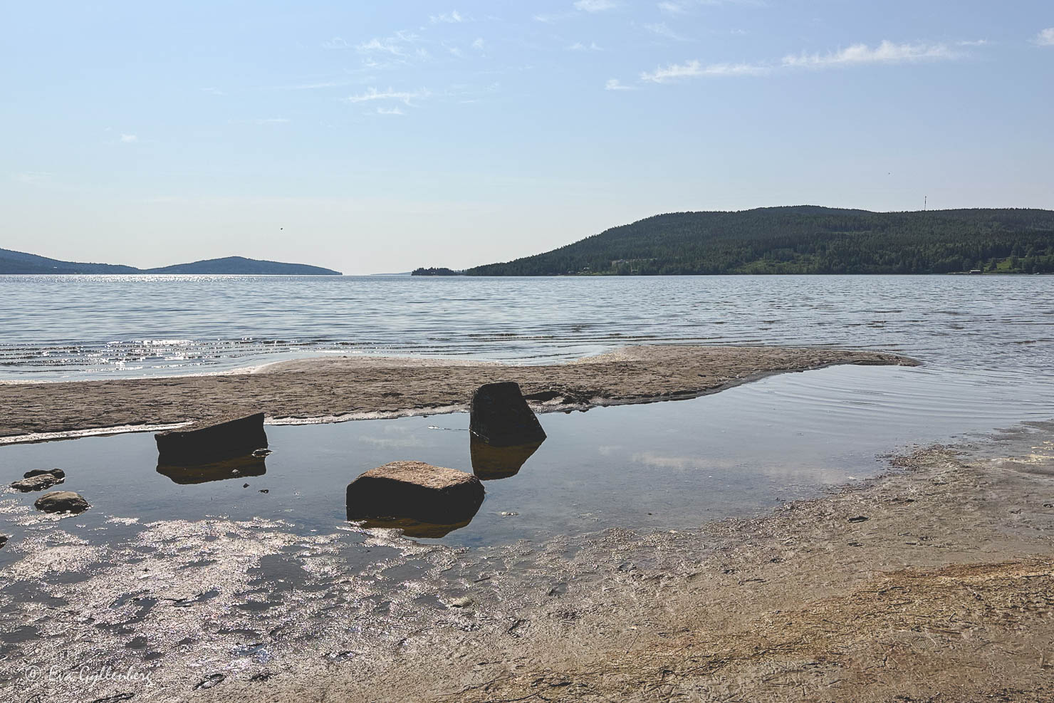 två stenblock på en strand 