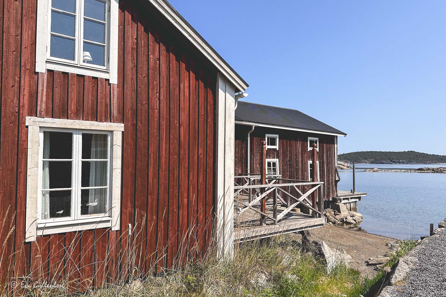 två slutna gamla fiskehus vid havet