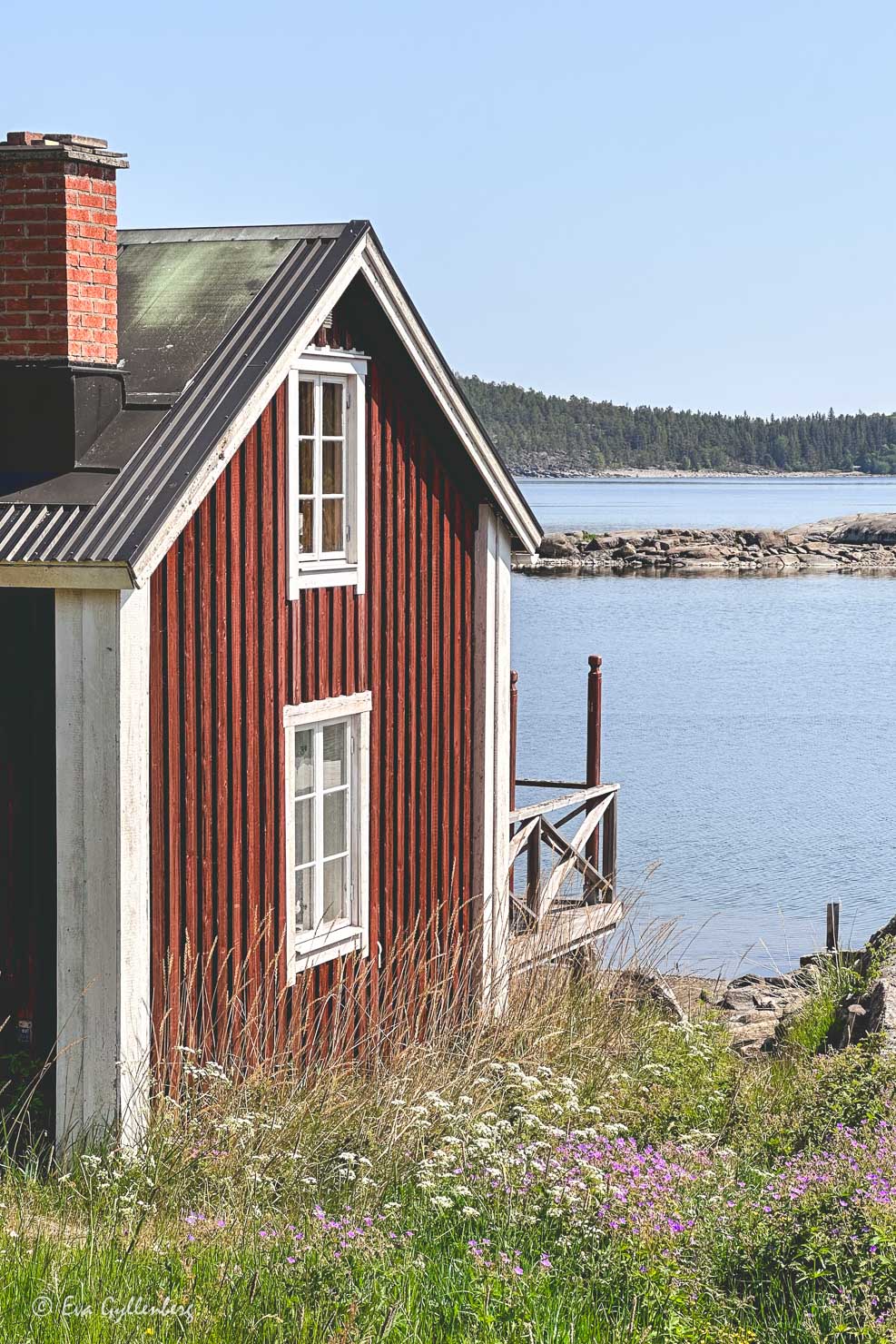 rött trähus vid havet