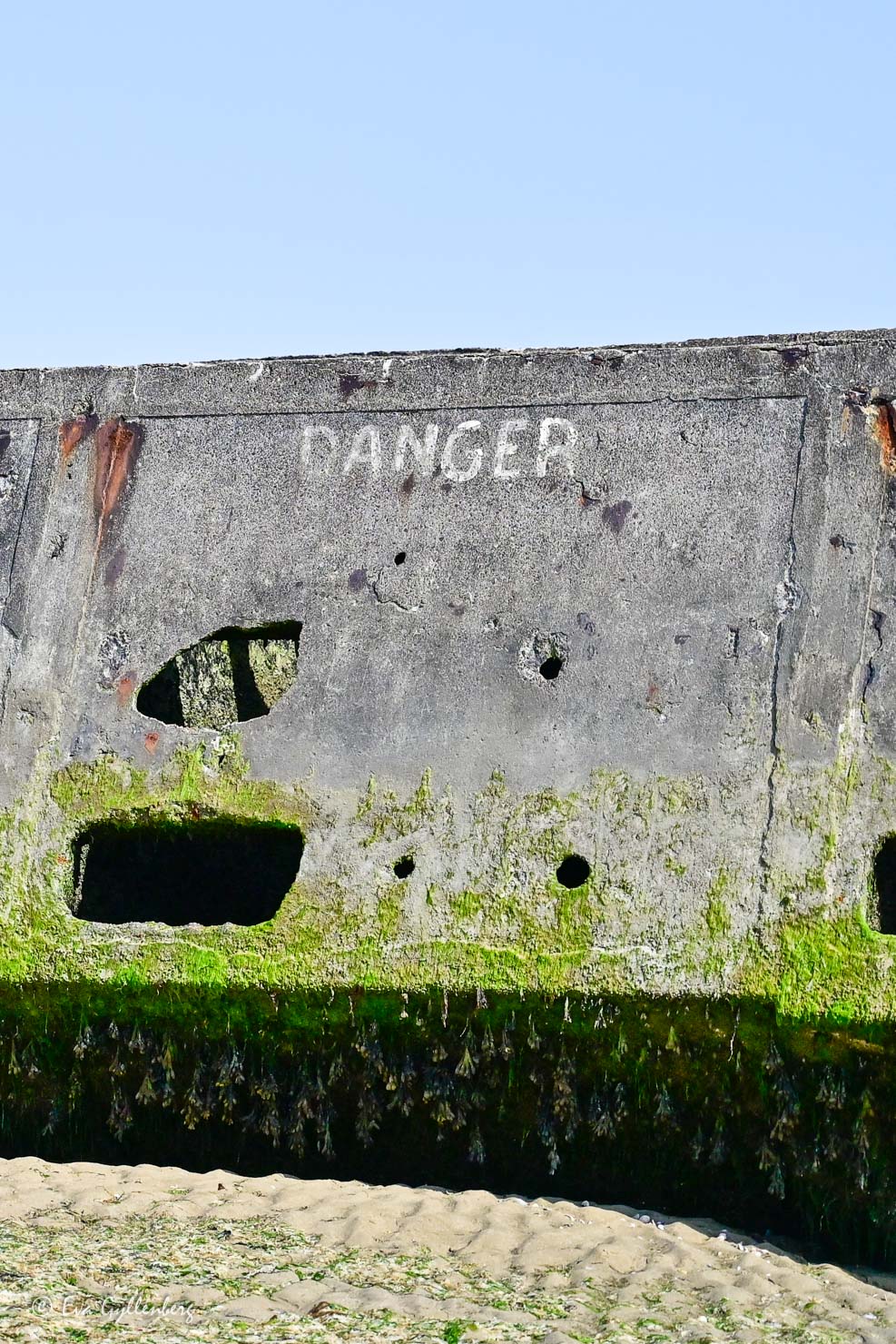 Cementblock med Danger-text från andra världskriget