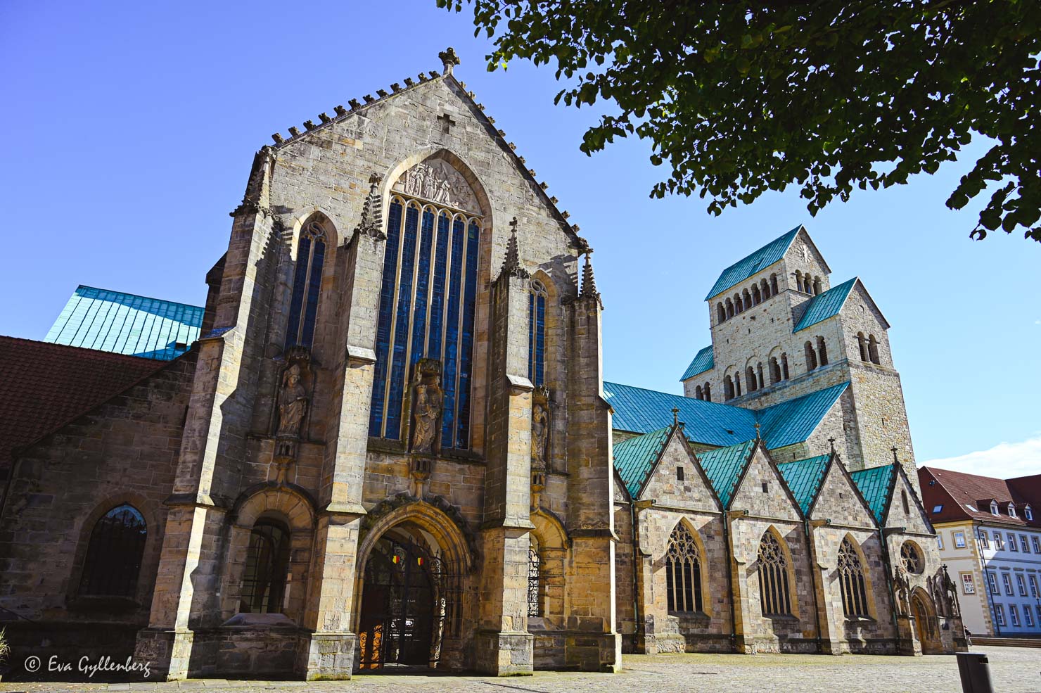 Den stora katedralen Mariendom i ljus sten