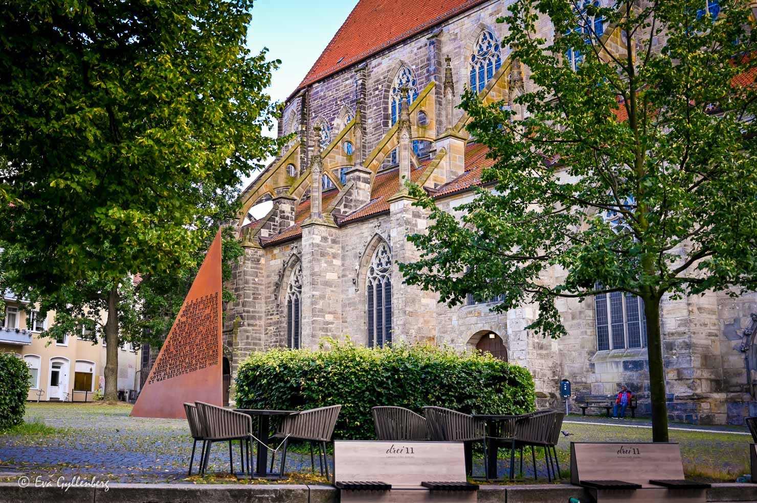 Kyrka med orange tak och en orange pyramid