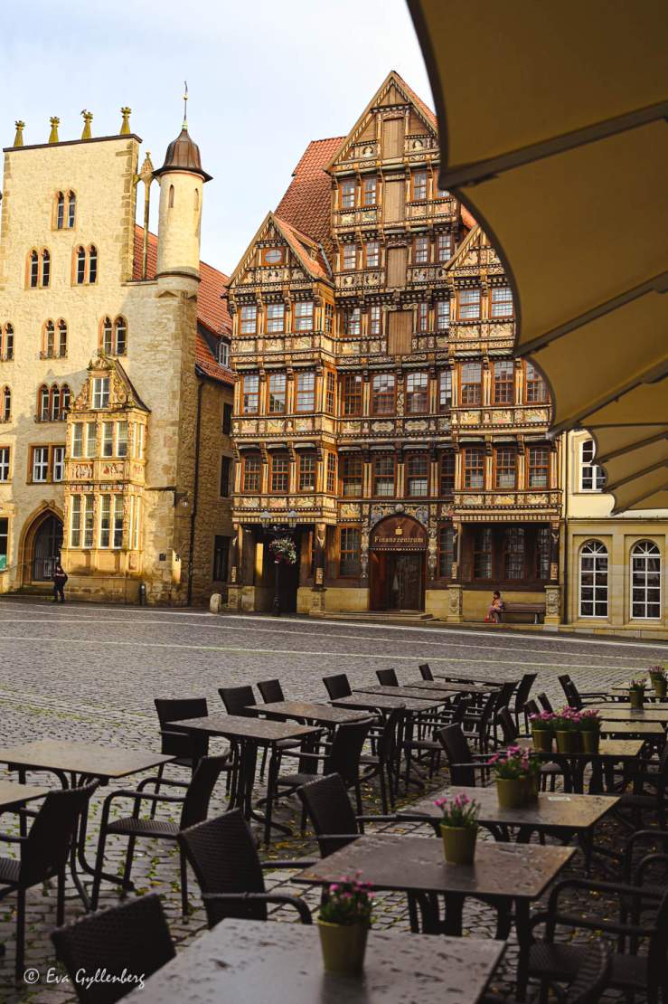 Vackra korsvirkeshus vide ett torg med uteservering i Hildesheim