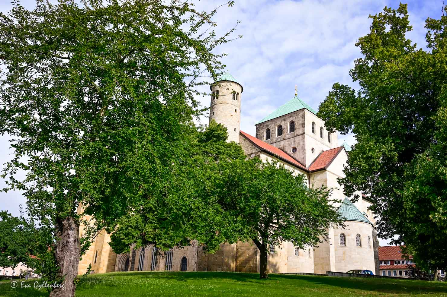 en stor kyrka i romansk stil en solig dag