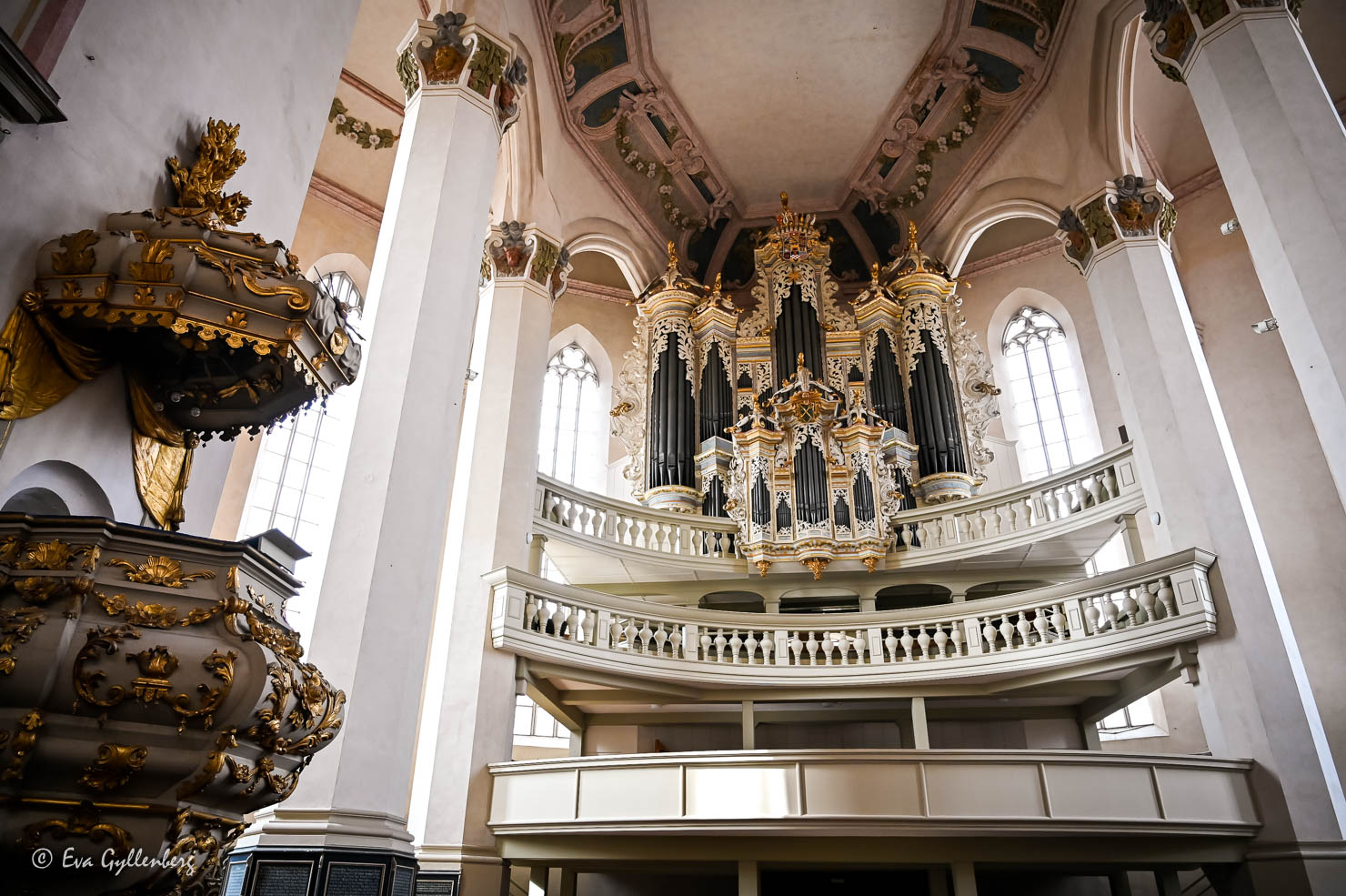 Hildebrands orgel i en kyrka i vitt och rosa