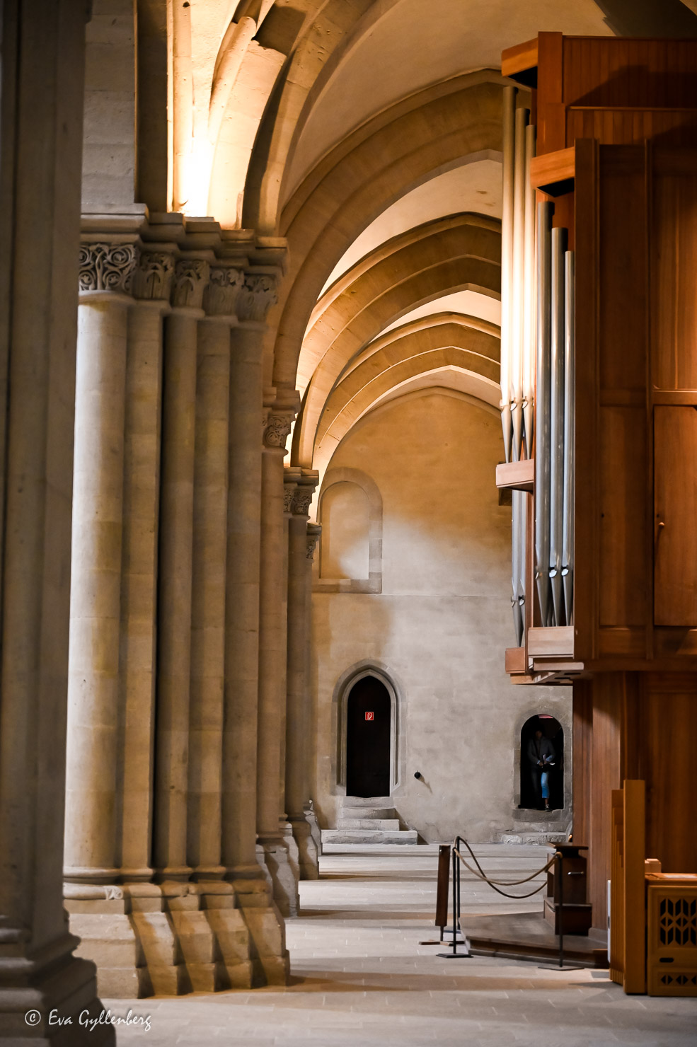 Gotiska valv med romerska pelare i en katedral