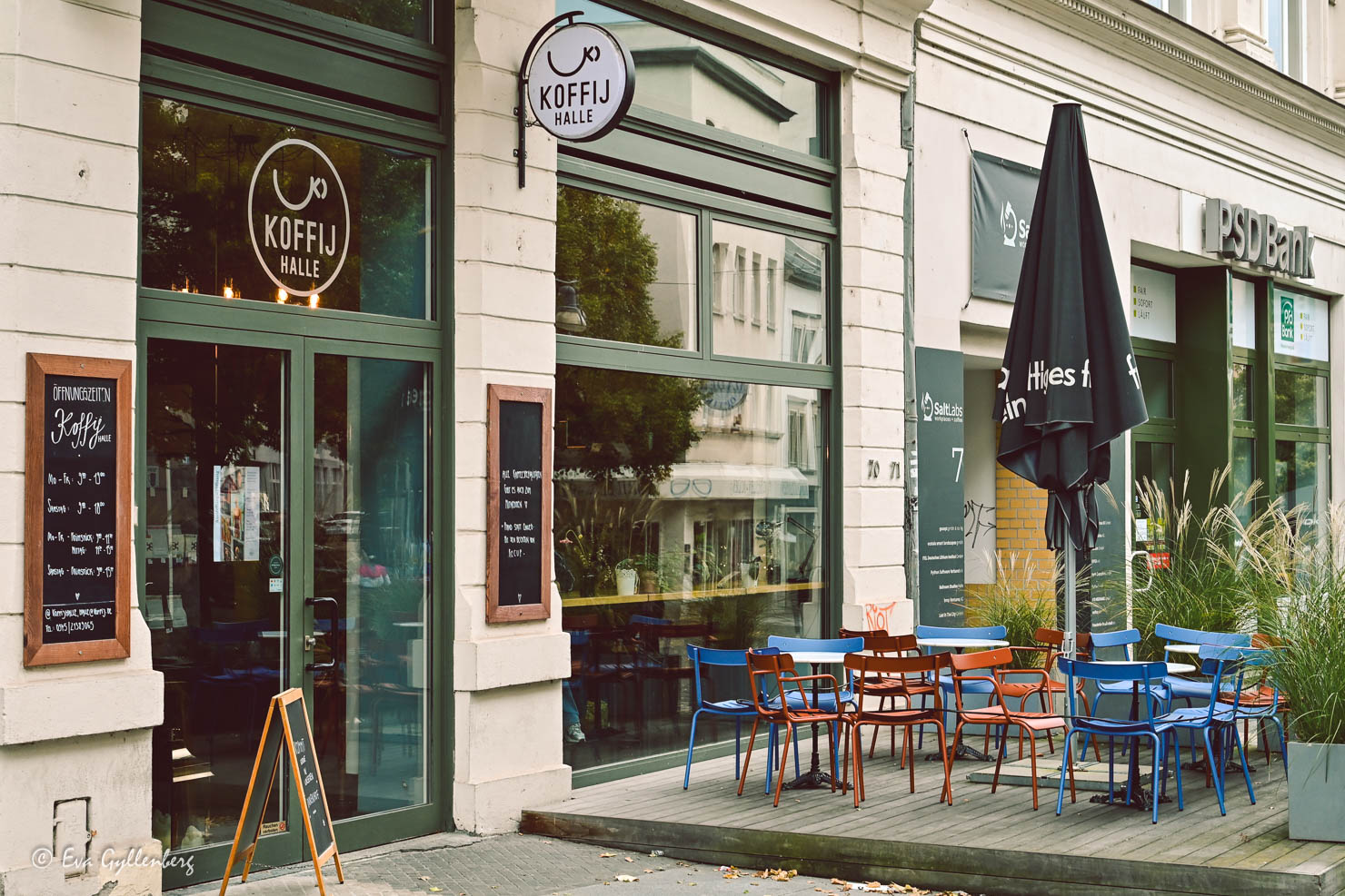 uteservering på ett café med blå och röda stolar