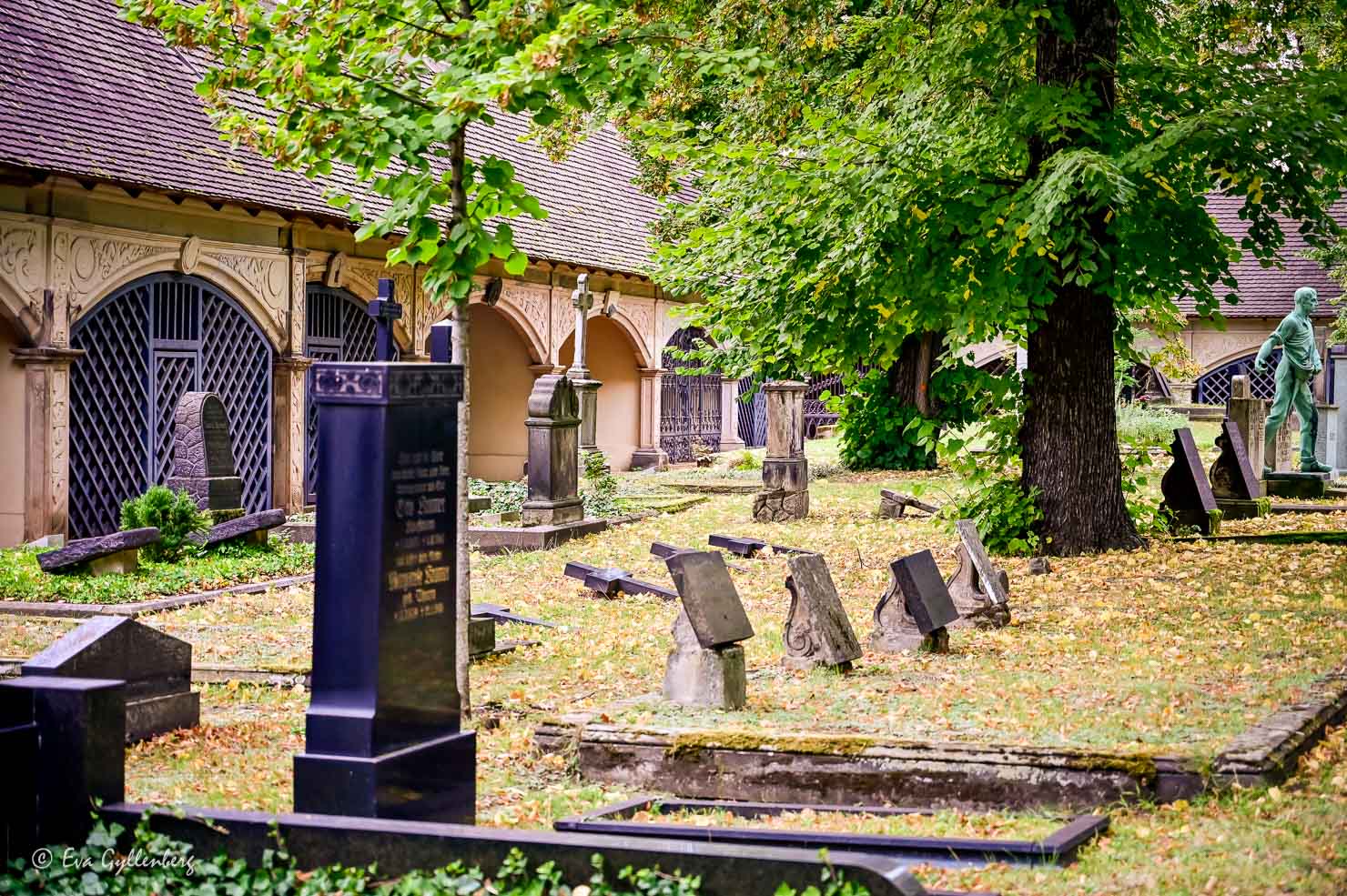 kyrkogård i italiensk stil med gamla gravar