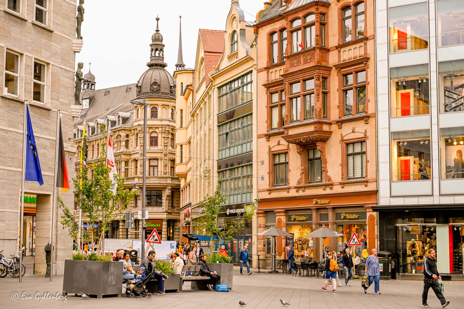 shoppinggata med både gamla och nya hus