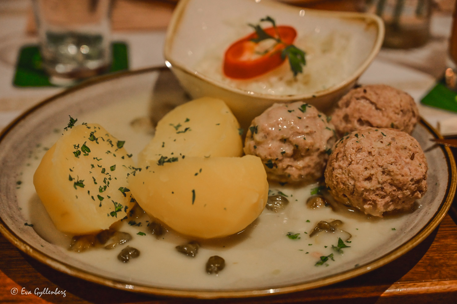 tyska köttbullar med potatis och kaprissås