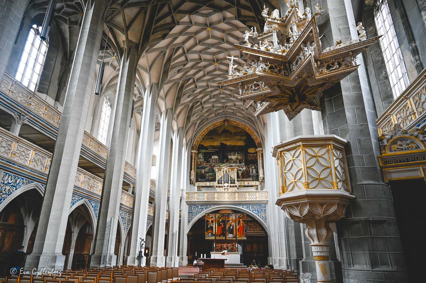 inuti en katedral med vita tak och väggar
