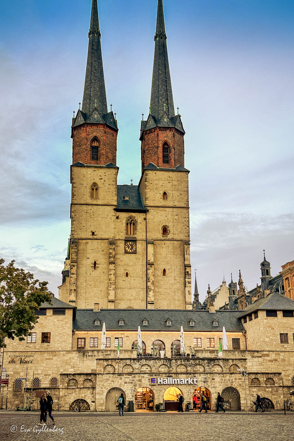 kyrka med två torg i skymningen