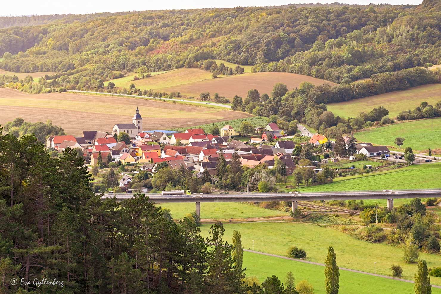 utsikt över by nere i dal