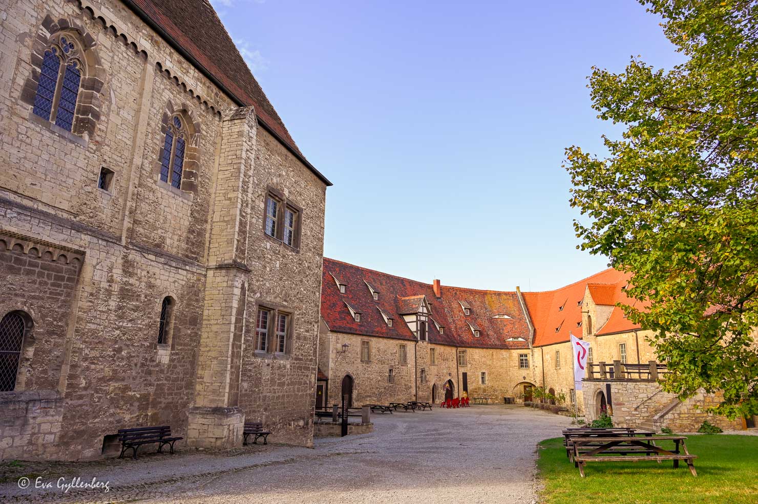 innergård på gammalt slott