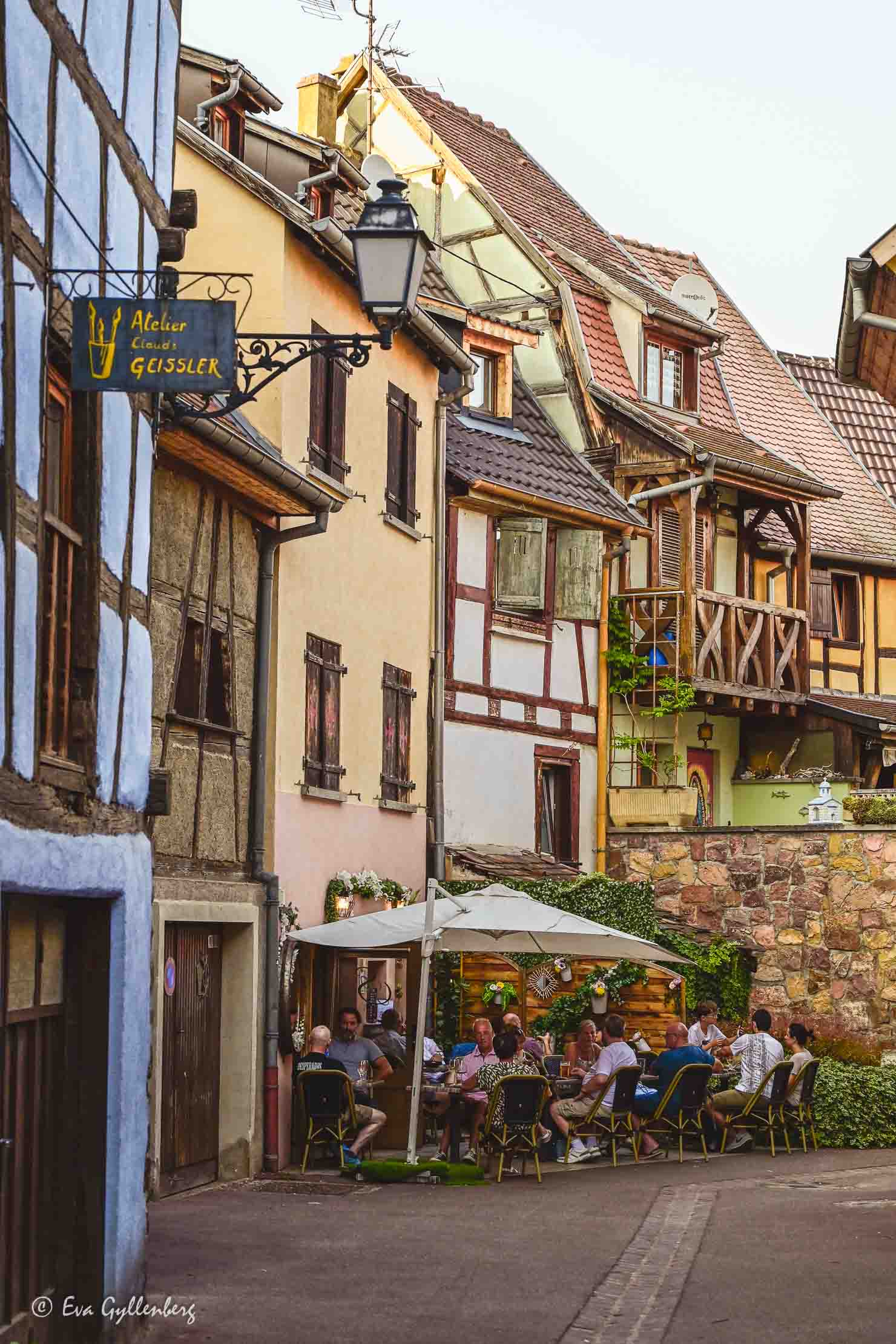 en liten restaurang på en gata i alsace