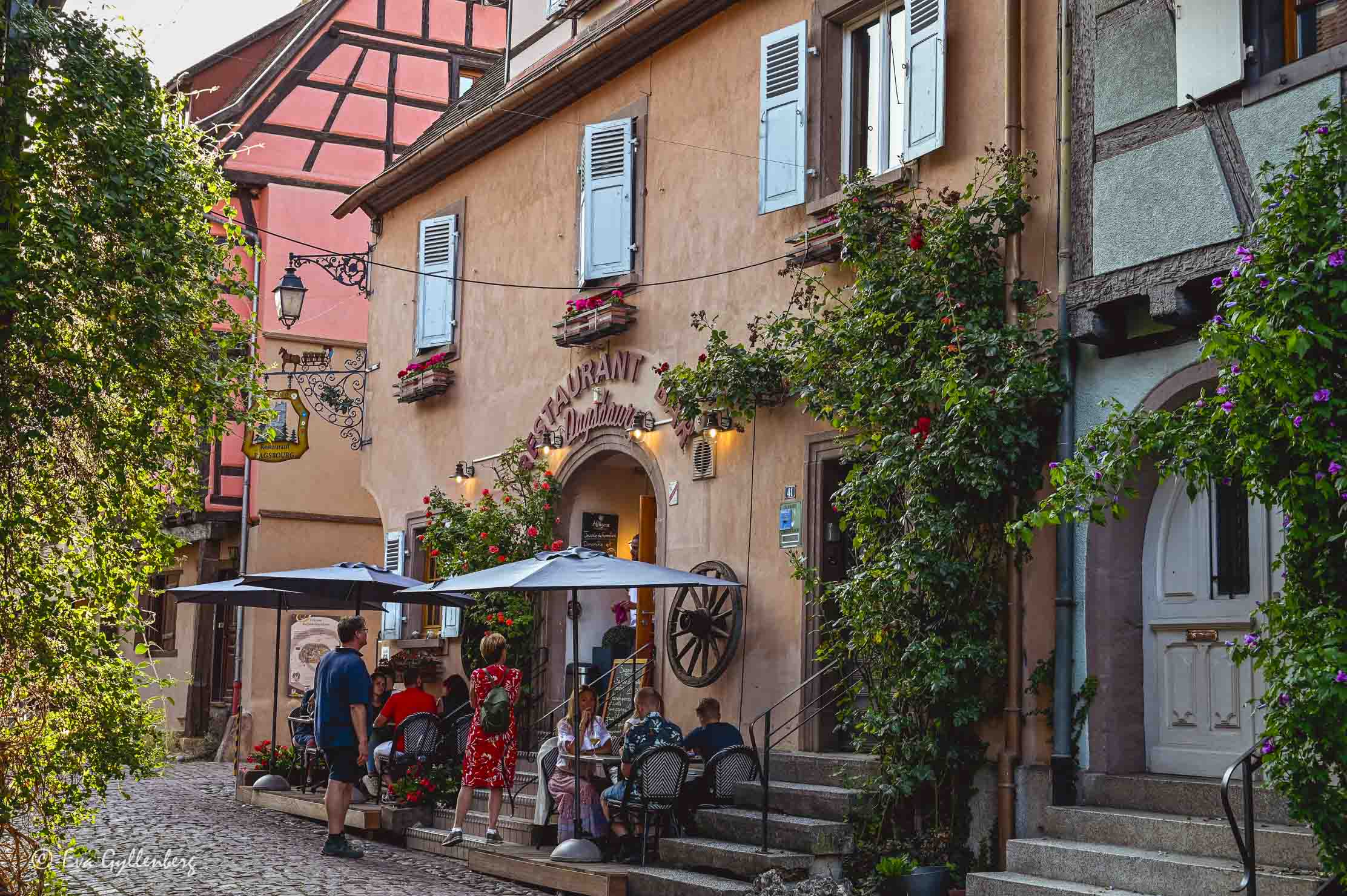 restaurang vid ett stenhus på en historisk gata