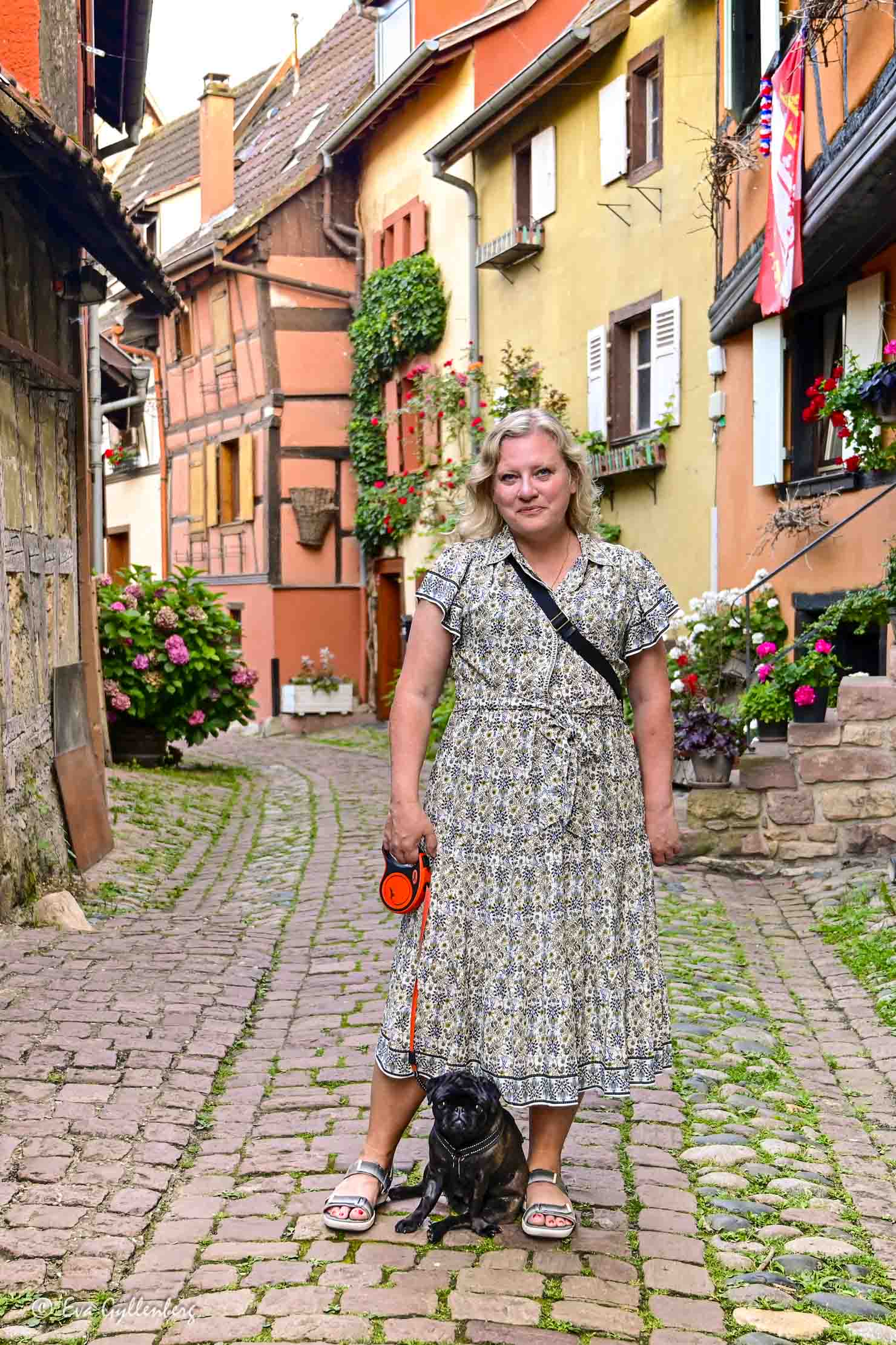 eva med hund på gata i alsace