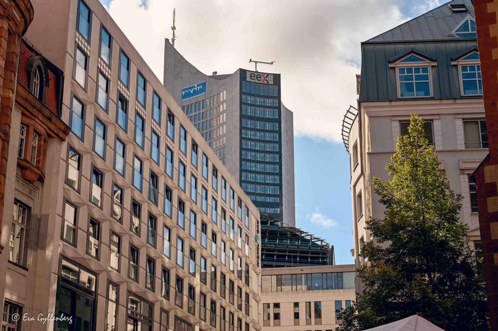 panorama tower i leipzig bland andra hus