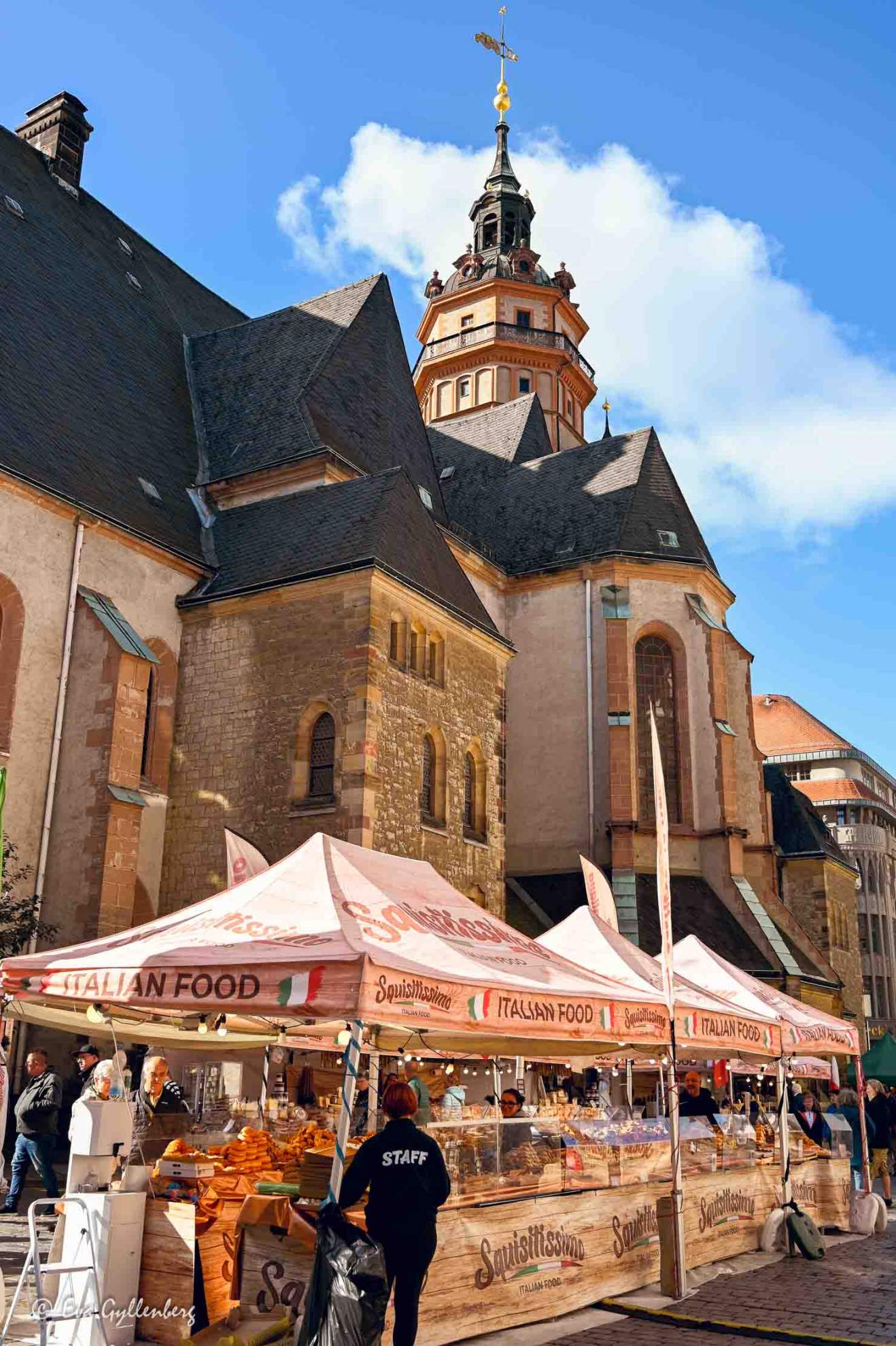 Nikolaikirche med en marknad utanför