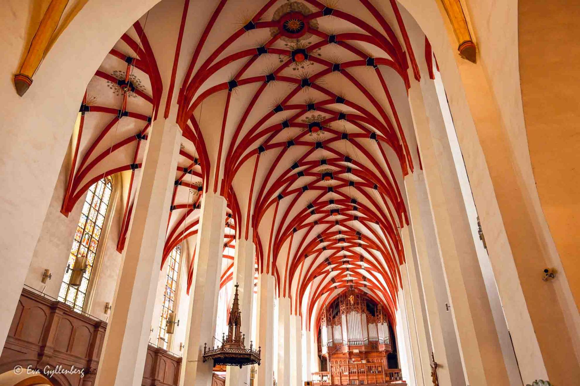 Den ljusa inredningen med röda detaljer i Thomaskirche i Leipzig