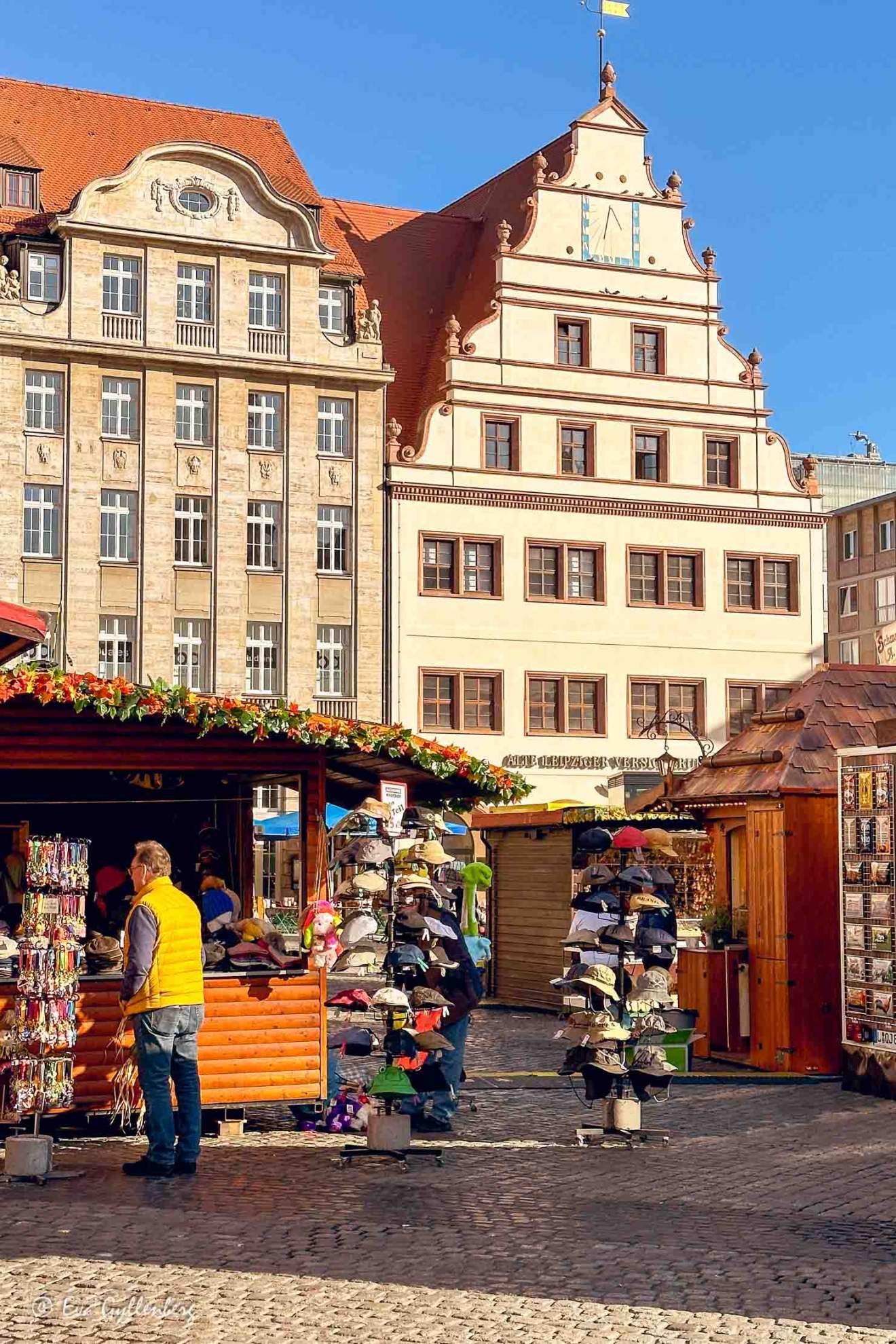 Marknadstorg med försäljning i solsken