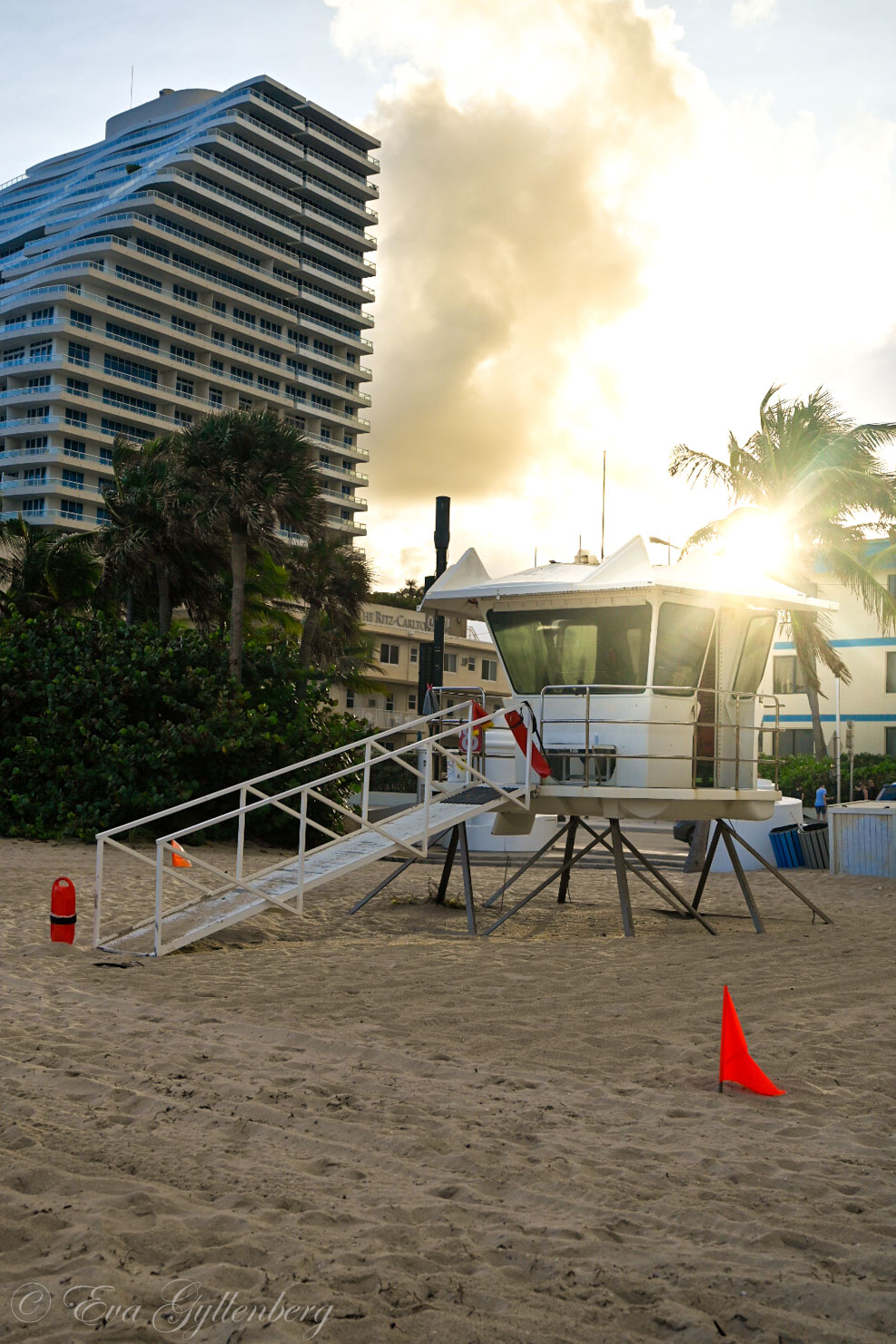 solnedgång på stranden i fort lauderdale med låg sol och ett livräddartorn