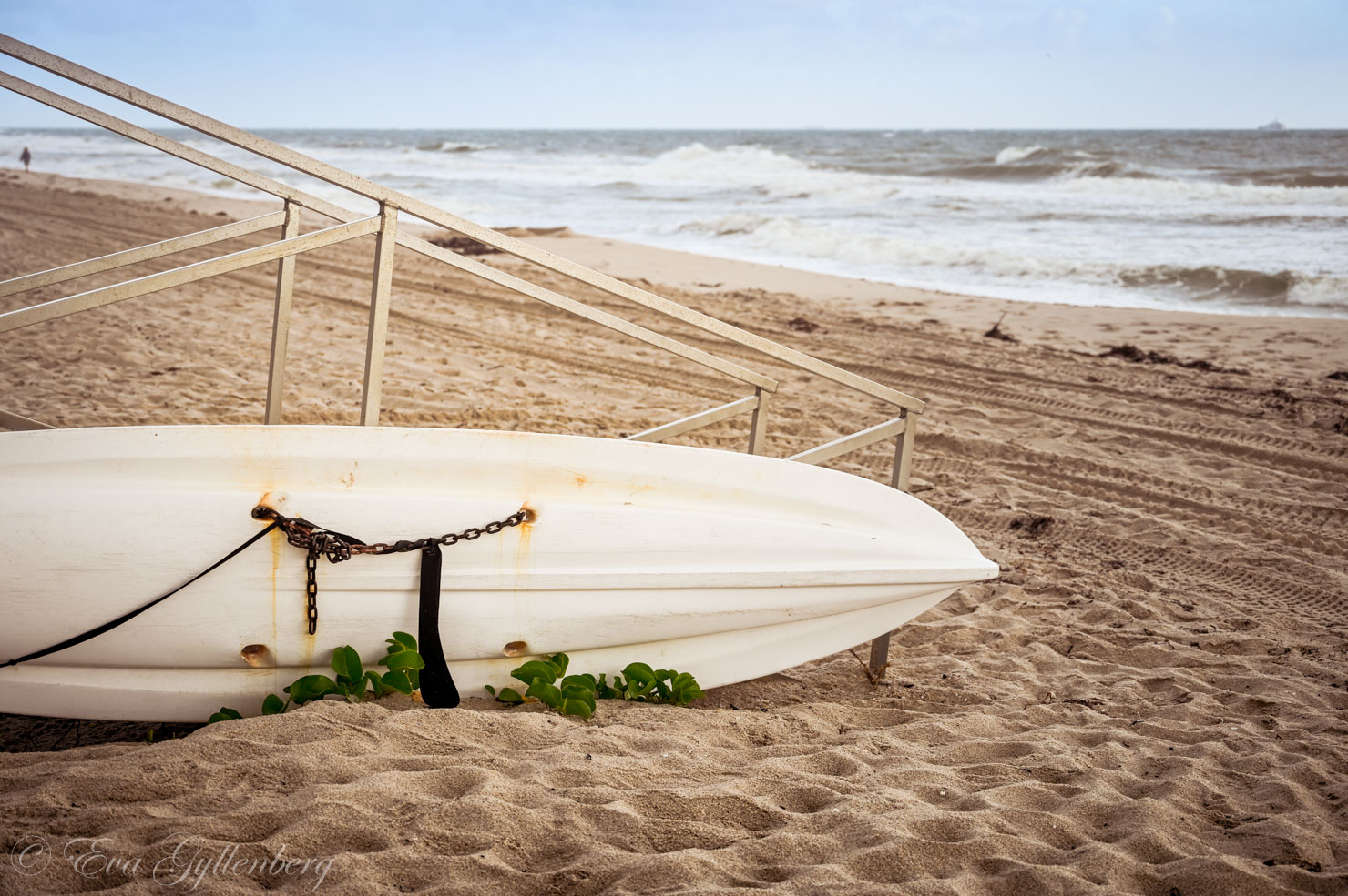 en vit surfbräda på en strand