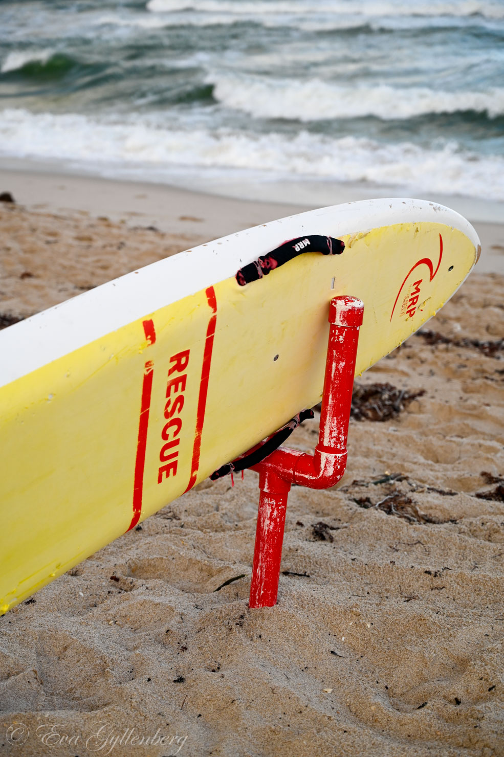 en rescue surfbräda på en strand