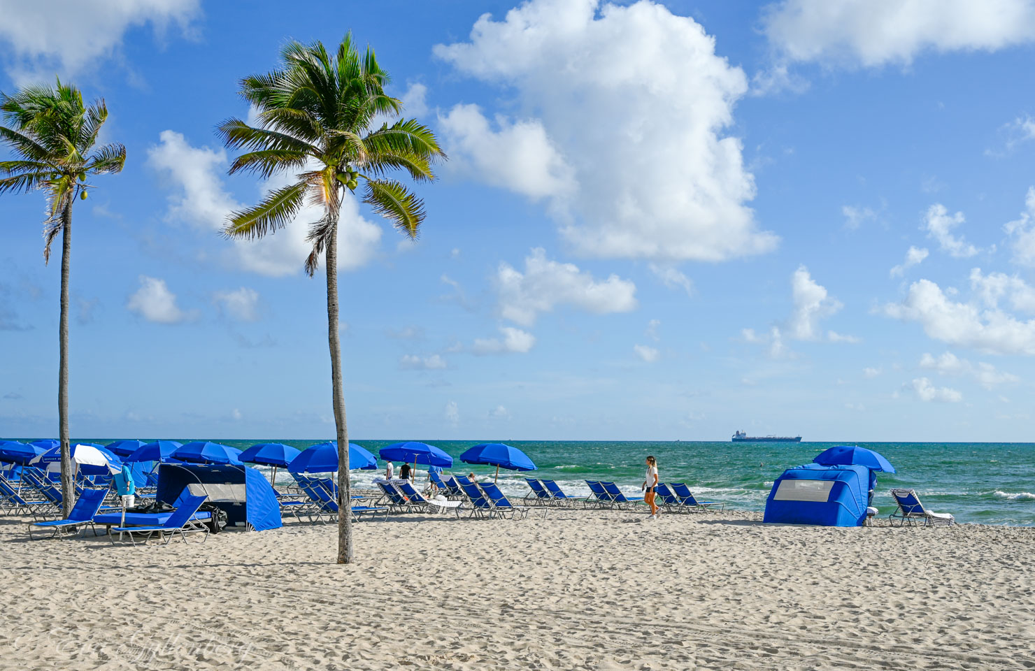 Fort Lauderdale beach på en solig dag med blå solstolar