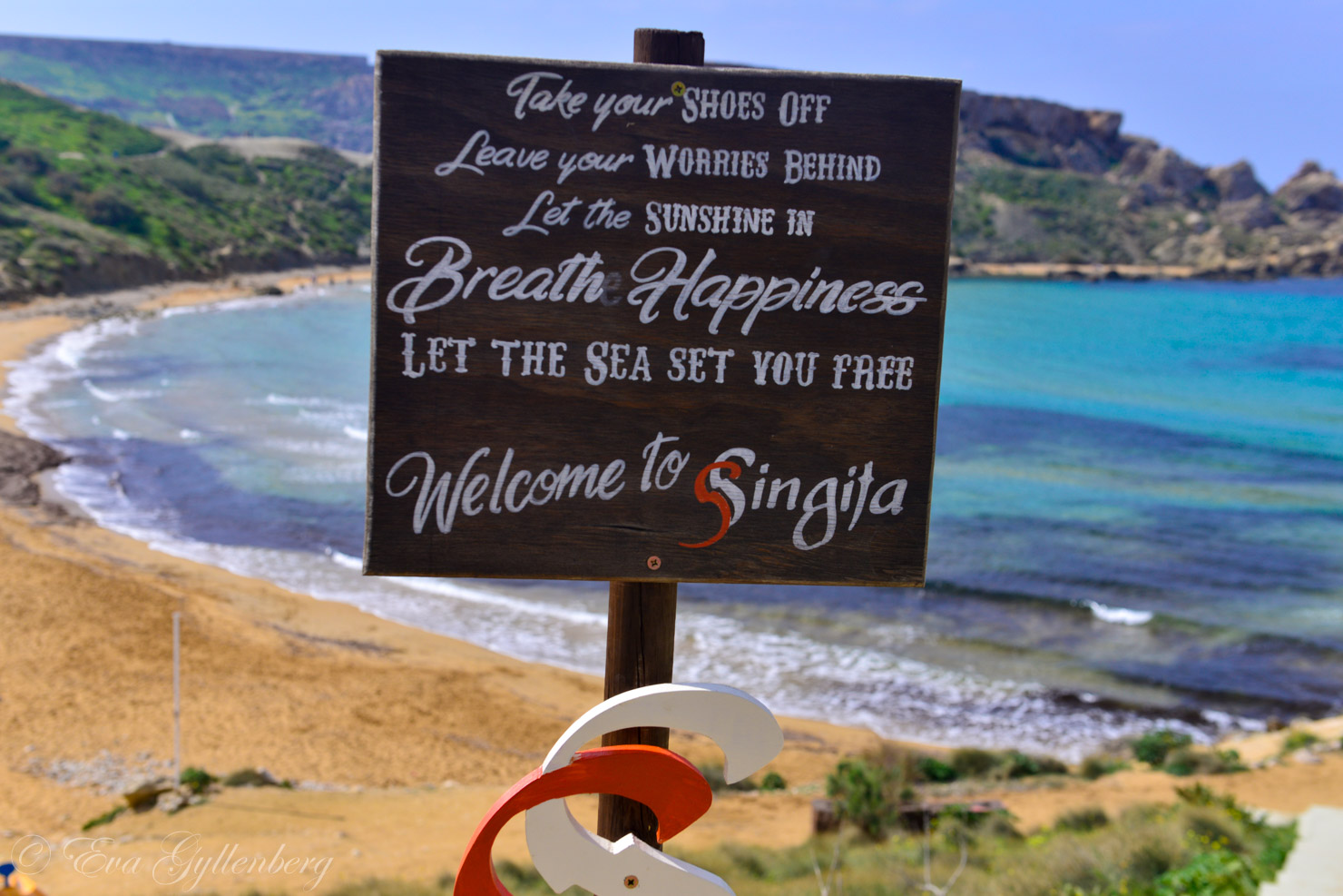 Għajn Tuffieħa stranden med en skylt som hälsar dig välkommen till Singita