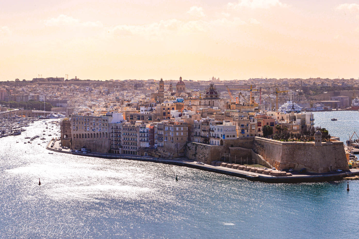 Utsikt över Three cities från Upper Barrakka Gardens i Valletta