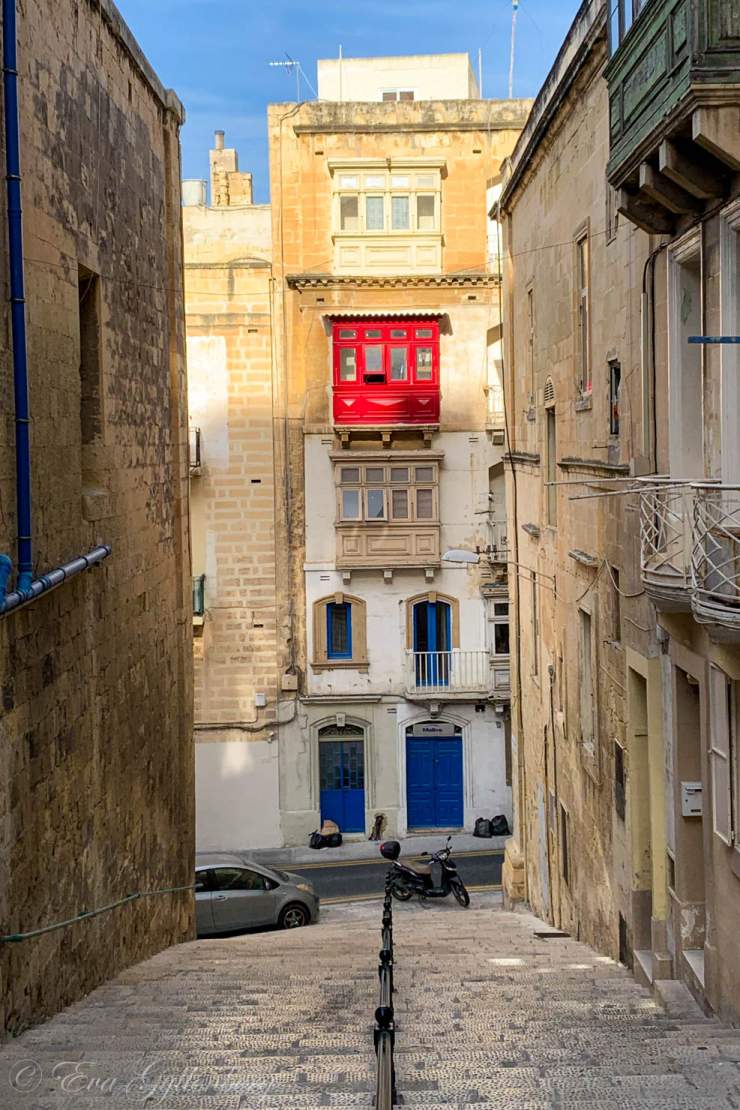 En gata med en trappa i en trång gränd i Valletta